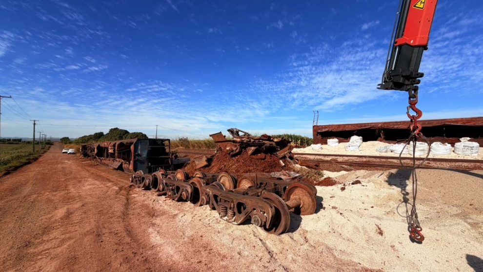 Acidente de trem espalha 200 toneladas de fertilizante na zona rural de Marialva; Veja Fotos