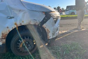 Acidente entre carro e motocicleta deixa dois feridos na BR-376, em Maringá