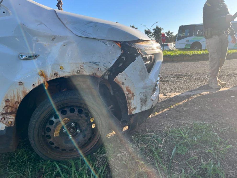 Acidente entre carro e motocicleta deixa dois feridos na BR-376, em Maringá