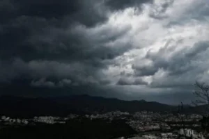 Alerta de temporal, chuva forte e ventos de até 60 km/h atingem o Paraná nesta quarta-feira (22)