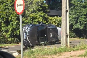 Avanço de preferencial termina com carro tombado e passageira que seguia para uma prova é socorrida em Maringá