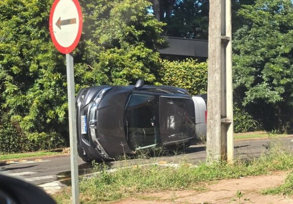 Avanço de preferencial termina com carro tombado e passageira que seguia para uma prova é socorrida em Maringá
