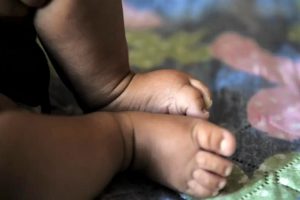 Bebê recém-nascido morre após se engasgar com leite, em Floresta