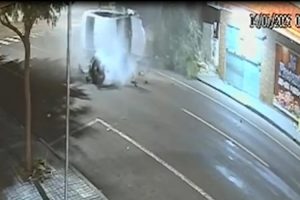 Câmera flagra acidente em que carro perde o motor após atingir árvore no PR