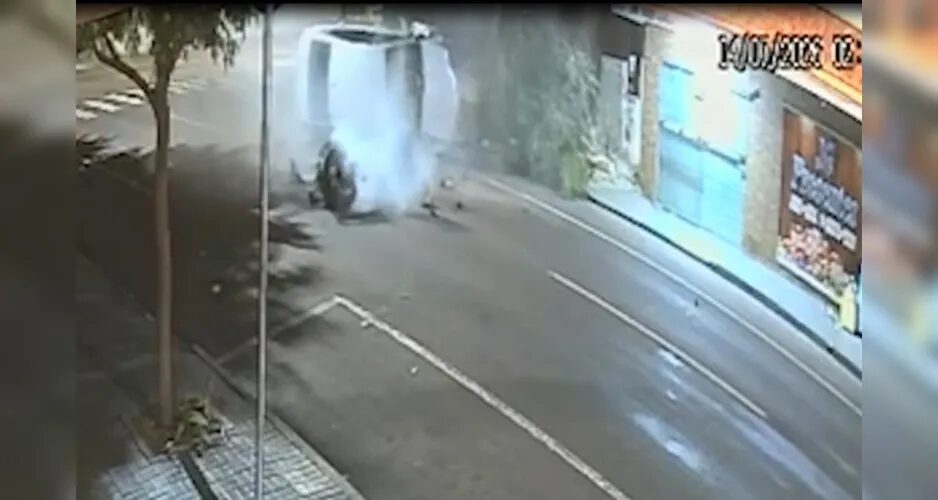 Câmera flagra acidente em que carro perde o motor após atingir árvore no PR