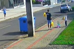 Câmera flagra momento em que pai chuta rosto da filha de três anos