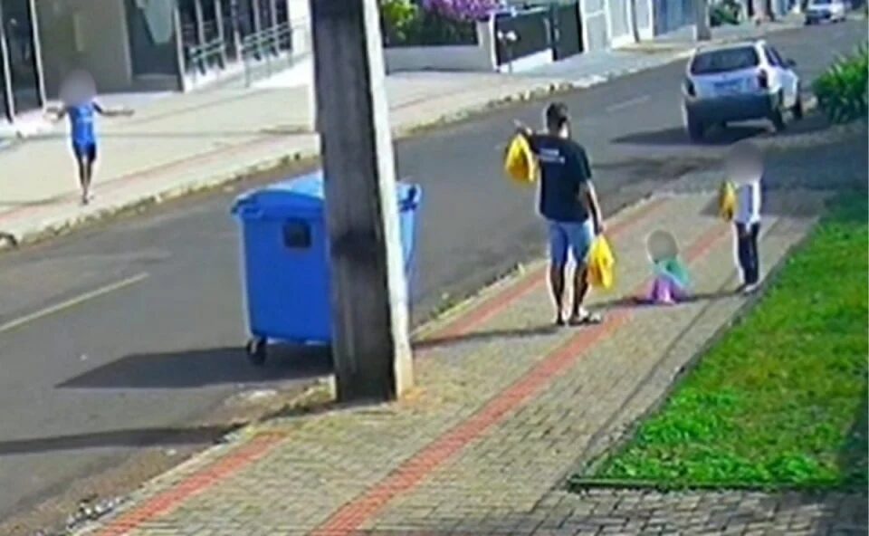 Câmera flagra momento em que pai chuta rosto da filha de três anos