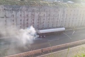 Caminhão pega fogo no Contorno Norte de Maringá e mobiliza equipe dos Bombeiros; vídeo