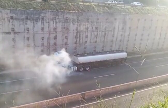 Caminhão pega fogo no Contorno Norte de Maringá e mobiliza equipe dos Bombeiros; vídeo
