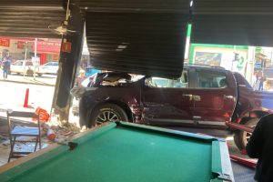Caminhonete bate em carro e invade lanchonete na região; vídeo