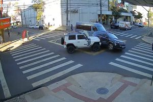 Carro avança sinal e colide contra dois veículos em cruzamento 'famoso' por acidentes no Centro de Maringá