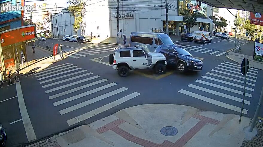 Carro avança sinal e colide contra dois veículos em cruzamento 'famoso' por acidentes no Centro de Maringá