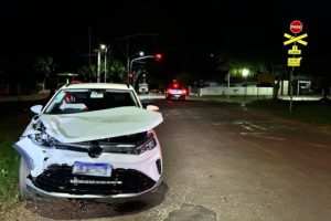 Carro é atingido por trem ao tentar cruzar linha férrea na região de Maringá; motorista fica ferido