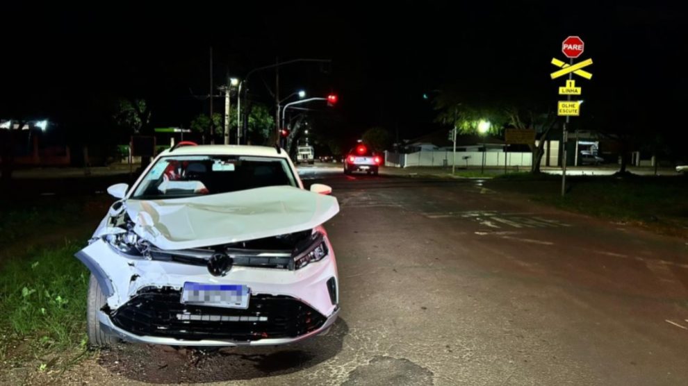Carro é atingido por trem ao tentar cruzar linha férrea na região de Maringá; motorista fica ferido