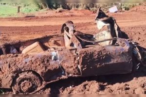 Carro é encontrado enterrado durante obras de pavimentação no Paraná