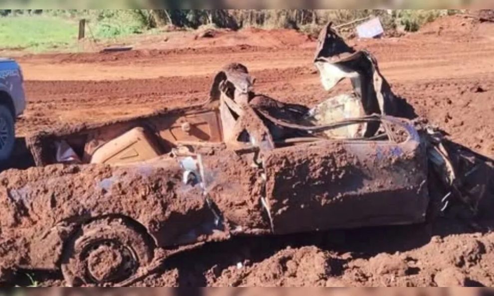 Carro é encontrado enterrado durante obras de pavimentação no Paraná