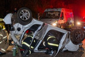 Carro fica destruído após motorista perder o controle e capotar várias vezes na BR-376, em Maringá