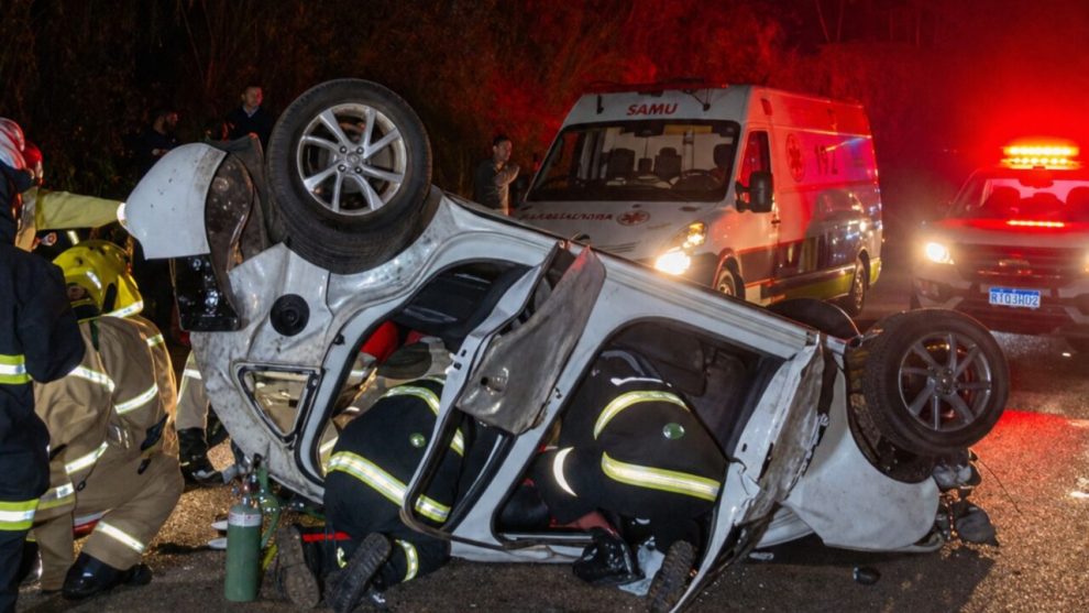 Carro fica destruído após motorista perder o controle e capotar várias vezes na BR-376, em Maringá