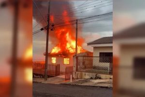 Casa é consumida pelo fogo na região de Maringá; vídeos flagram destruição