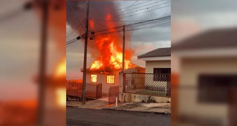 Casa é consumida pelo fogo na região de Maringá; vídeos flagram destruição