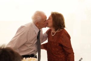 Casal centenário de Maringá celebra 80 anos de casamento e recebe bênção do Papa: 'Sempre felizes'