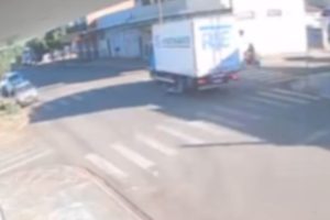 Criança de 6 anos escapa por centímetros de tragédia após acidente com caminhão em Paiçandu; veja o vídeo