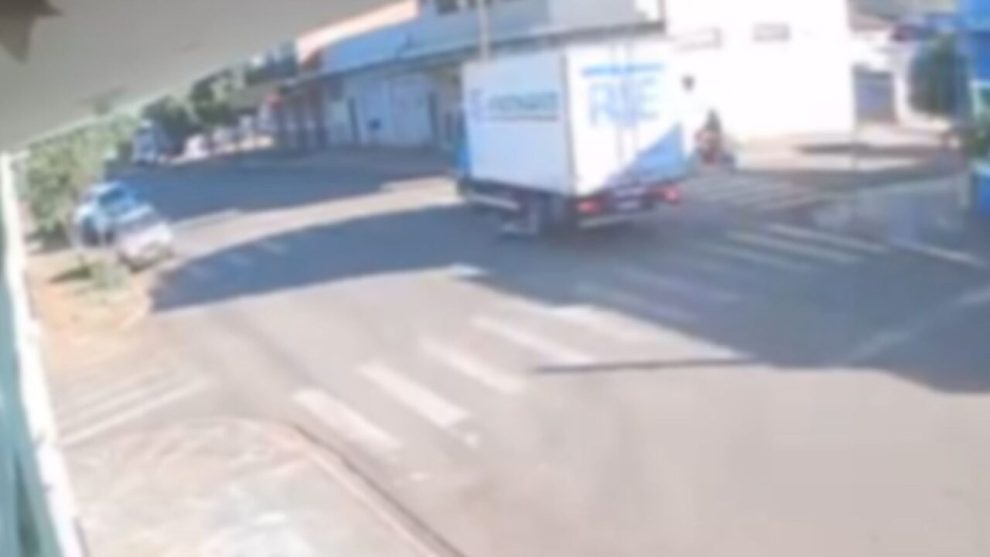 Criança de 6 anos escapa por centímetros de tragédia após acidente com caminhão em Paiçandu; veja o vídeo