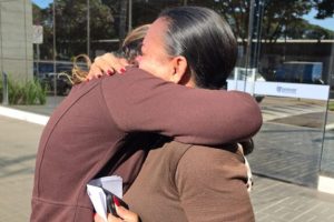 Duas mães que perderam os filhos em acidentes de trânsito em Maringá se abraçam em momento de dor