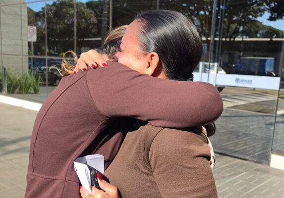 Duas mães que perderam os filhos em acidentes de trânsito em Maringá se abraçam em momento de dor