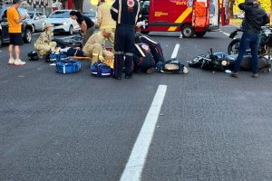 Duas motocicletas se envolvem em acidente na Avenida Colombo e vítimas são socorridas