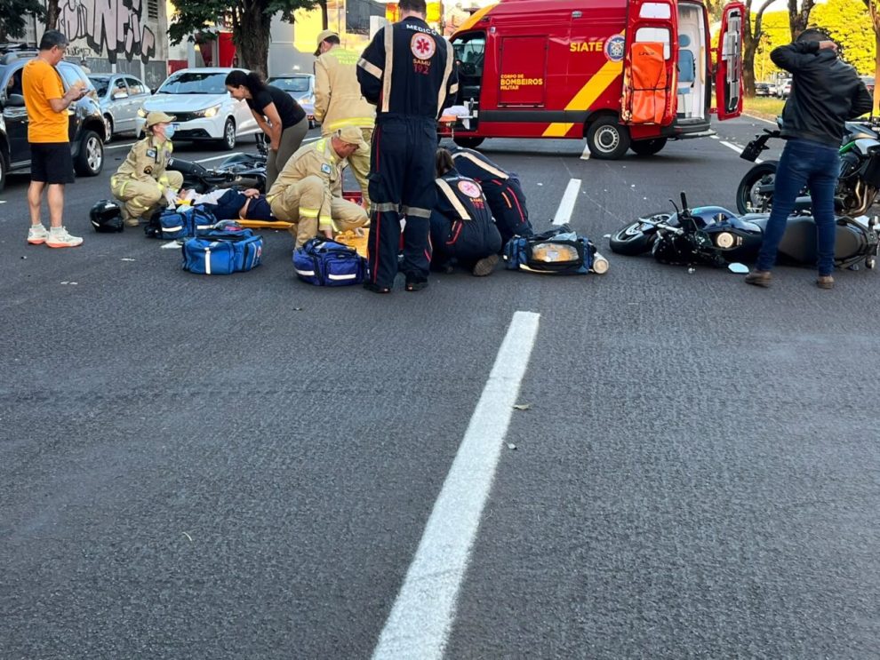 Duas motocicletas se envolvem em acidente na Avenida Colombo e vítimas são socorridas