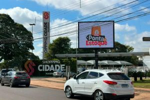 Feira Ponta de Estoque utiliza painéis de LED da Triunfo OOH para atrair o público maringaense
