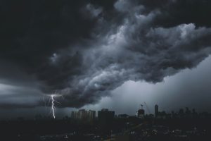 Frente fria muda o tempo e Paraná tem risco de tempestades nesta quarta-feira