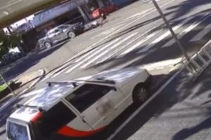 Homem de 76 anos é arremessado após violenta batida entre moto e caminhonete em cruzamento de Maringá; vídeo