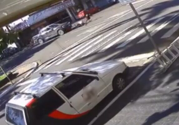 Homem de 76 anos é arremessado após violenta batida entre moto e caminhonete em cruzamento de Maringá; vídeo