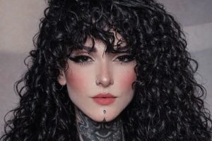 Influencer é encontrada morta ao lado do namorado e deixa filho