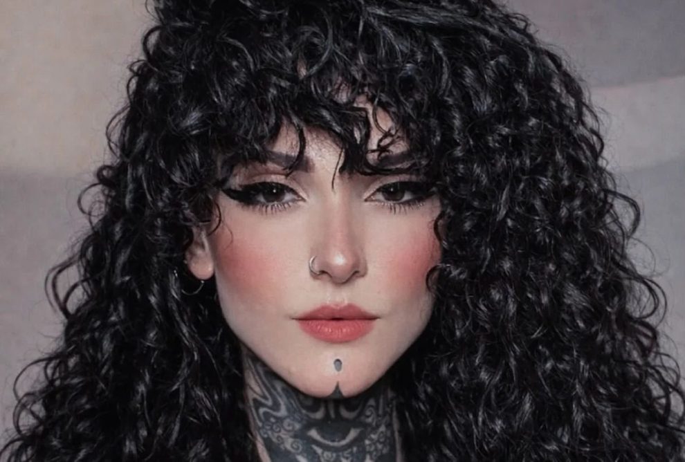 Influencer é encontrada morta ao lado do namorado e deixa filho