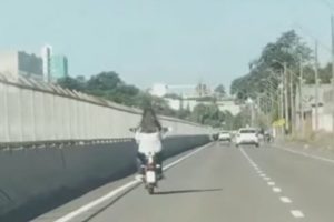 Jovem chama atenção ao ser flagrada andando de moto elétrica sem capacete em avenida movimentada de Maringá