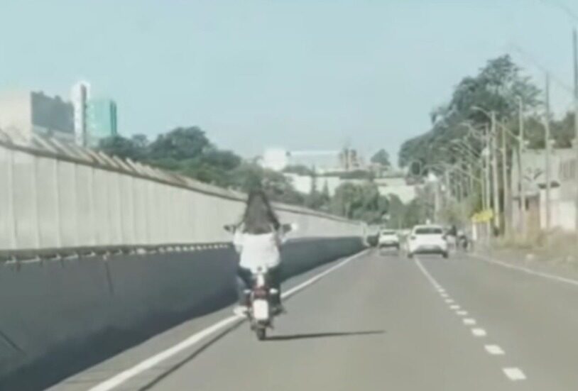 Jovem chama atenção ao ser flagrada andando de moto elétrica sem capacete em avenida movimentada de Maringá
