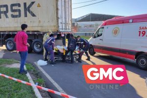 Jovem de 19 anos fica gravemente ferido após colisão entre caminhão e motoneta em Maringá