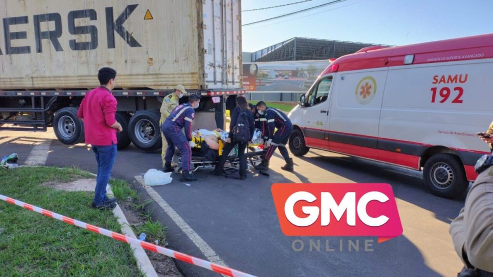 Jovem de 19 anos fica gravemente ferido após colisão entre caminhão e motoneta em Maringá