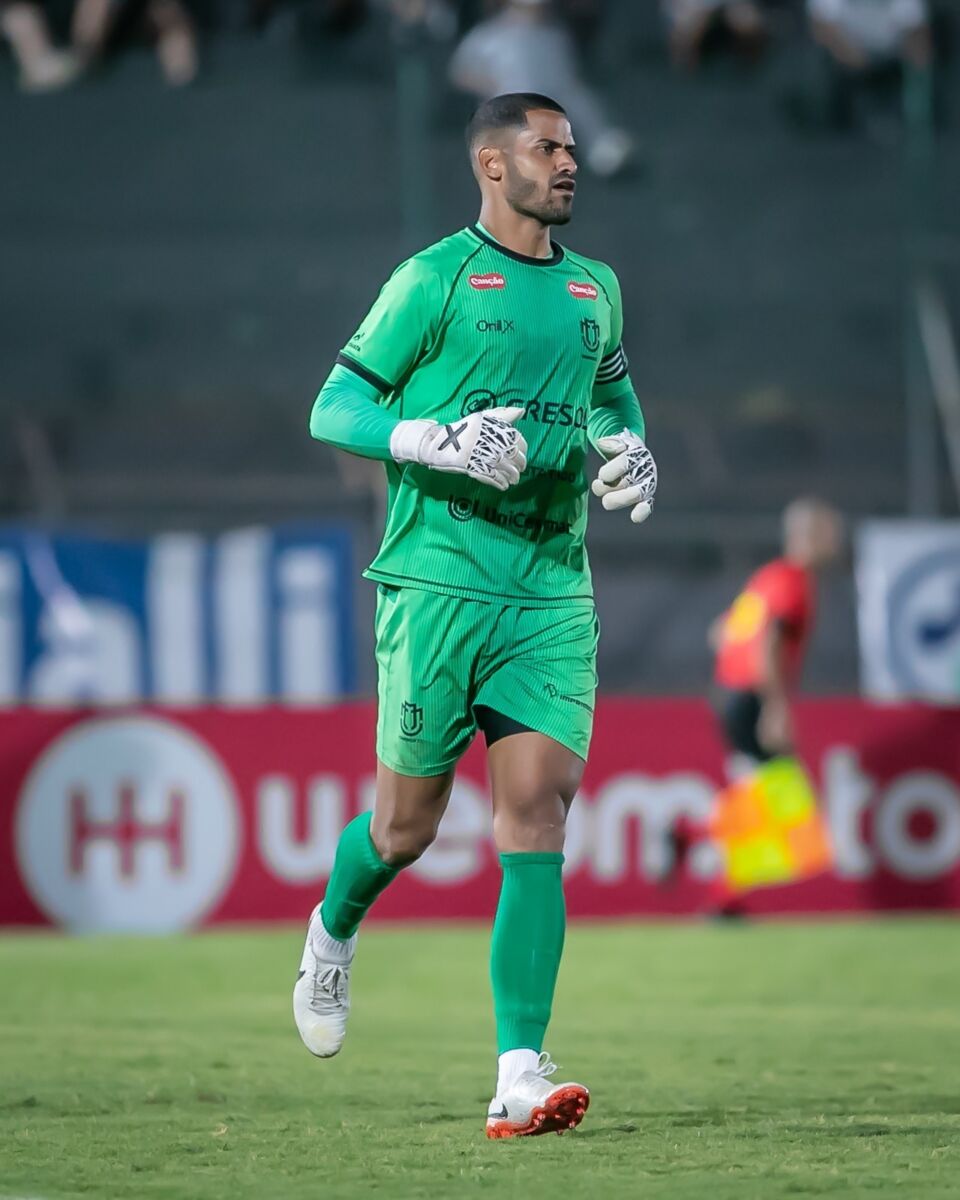 Maringá FC rescinde contrato com goleiro Tony Batista em comum acordo