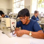 Maringá abre inscrições para curso gratuito de costura ‘Máquina Reta e Overloque’; veja como se inscrever
