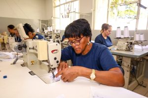 Maringá abre inscrições para curso gratuito de costura ‘Máquina Reta e Overloque’; veja como se inscrever