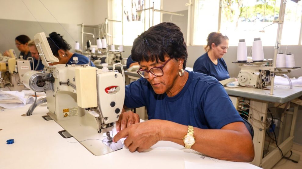 Maringá abre inscrições para curso gratuito de costura ‘Máquina Reta e Overloque’; veja como se inscrever