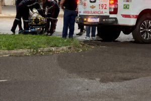 Motociclista fica em estado grave após violenta batida com carro em Maringá; vídeo mostra atendimento