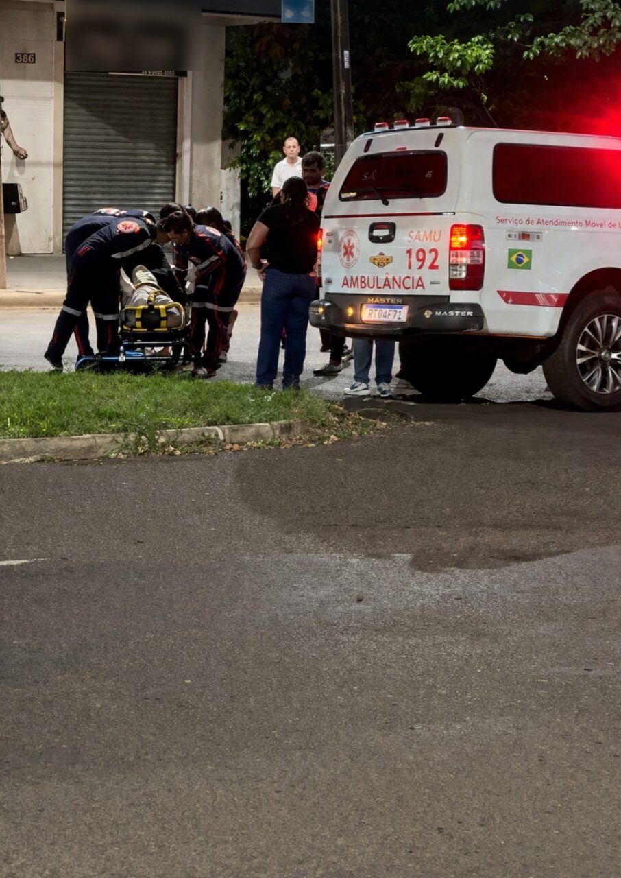 Motociclista fica em estado grave após violenta batida com carro em Maringá; vídeo mostra atendimento