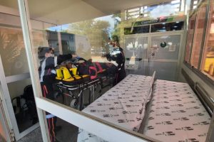 Motociclista perde o controle, bate violentamente contra poste e fica ferido em Maringá