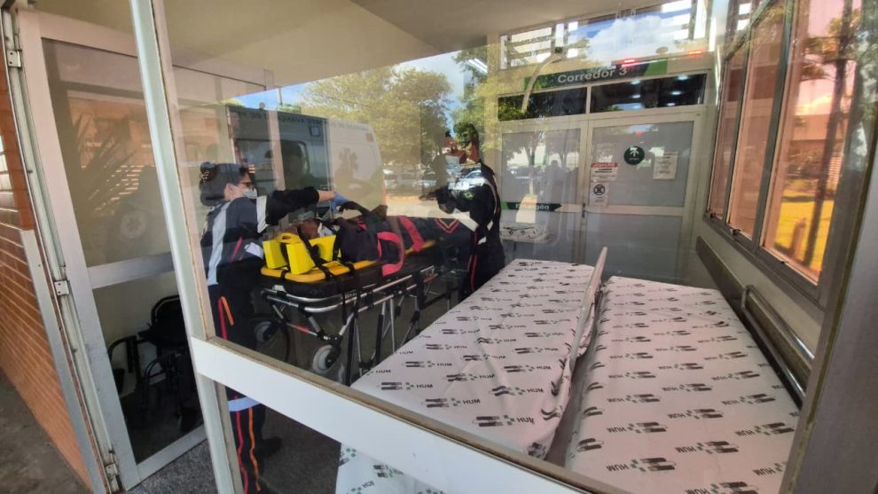 Motociclista perde o controle, bate violentamente contra poste e fica ferido em Maringá