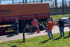 Motociclista sofre fraturas graves após acidente com carro e caminhão na PR-317, em Maringá